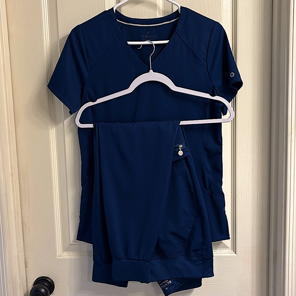 Women’s Beyond Scrubs navy blue set Small